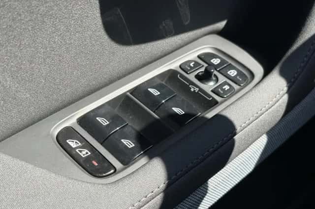 Polestar 2 (2025) thumbnail 15