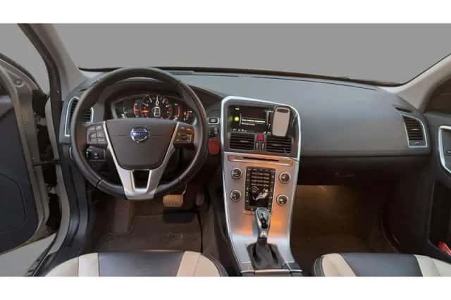 Volvo XC60 (2017) thumbnail 3