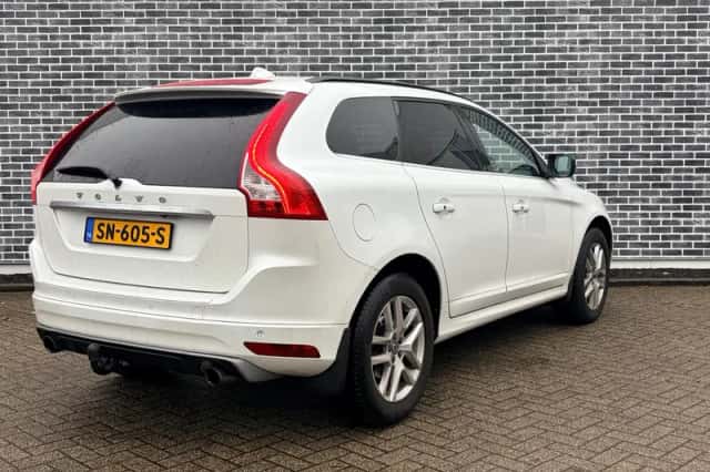 Volvo XC60 (2017) thumbnail 2