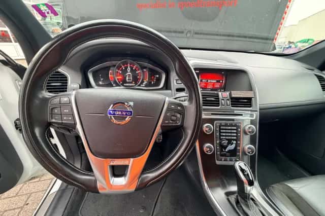Volvo XC60 (2017) thumbnail 8