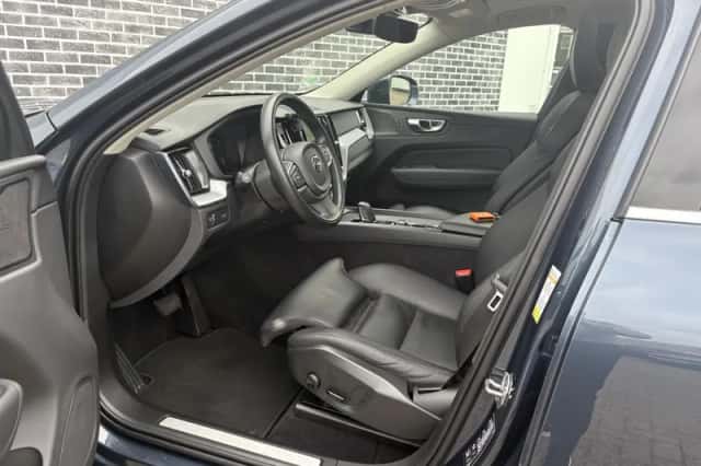 Volvo XC60 (2021) thumbnail 2