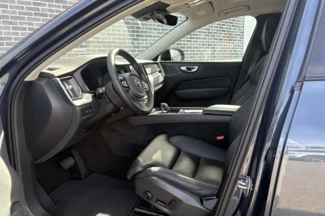 Volvo XC60 (2023) thumbnail 3