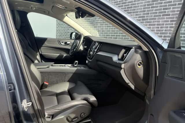 Volvo XC60 (2023) thumbnail 9