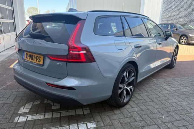 Volvo V60 (2023) thumbnail 2