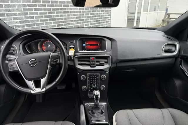 Volvo V40 (2018) thumbnail 3