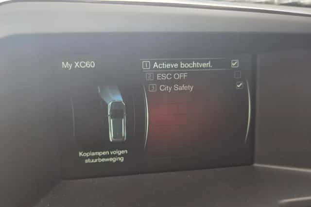 Volvo XC60 (2016) thumbnail 16