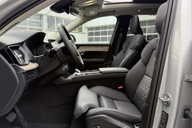 Volvo XC90 (2025) thumbnail 3