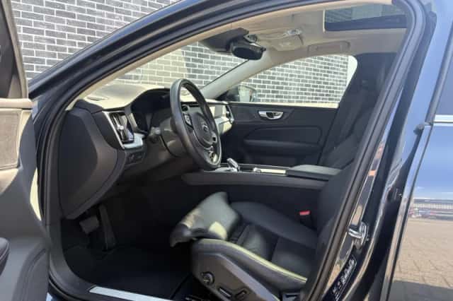 Volvo V60 (2021) thumbnail 3