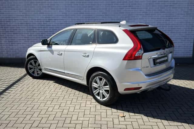 Volvo XC60 (2016) thumbnail 2