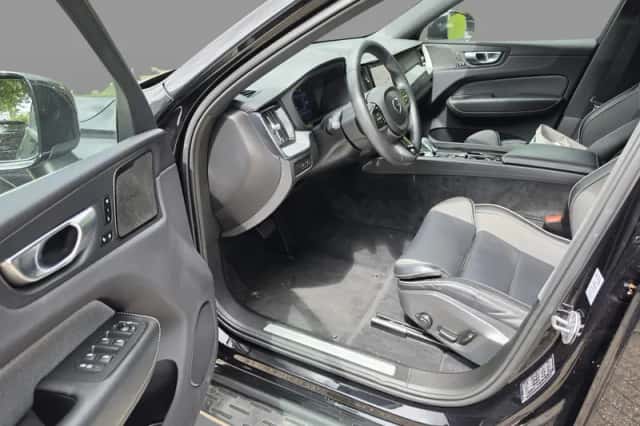 Volvo XC60 (2023) thumbnail 2