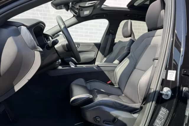 Volvo XC60 (2023) thumbnail 4