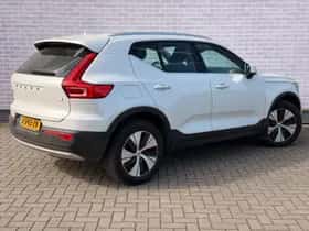 Volvo XC40 thumbnail 2