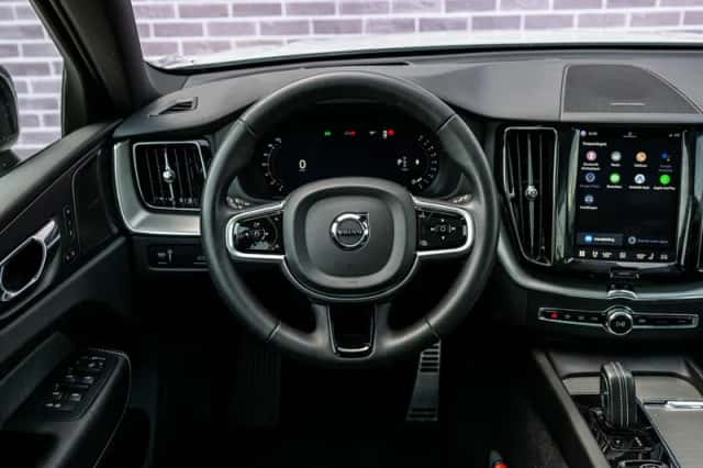 Volvo XC60 (2022) thumbnail 3