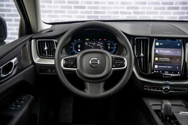 Volvo XC60 (2023) thumbnail 3