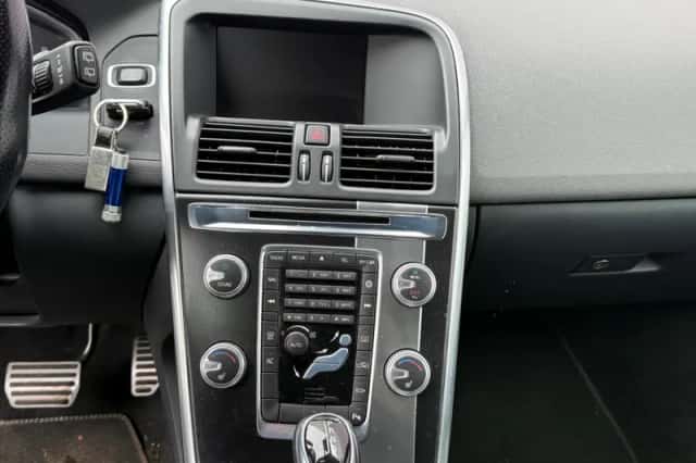 Volvo XC60 (2016) thumbnail 3