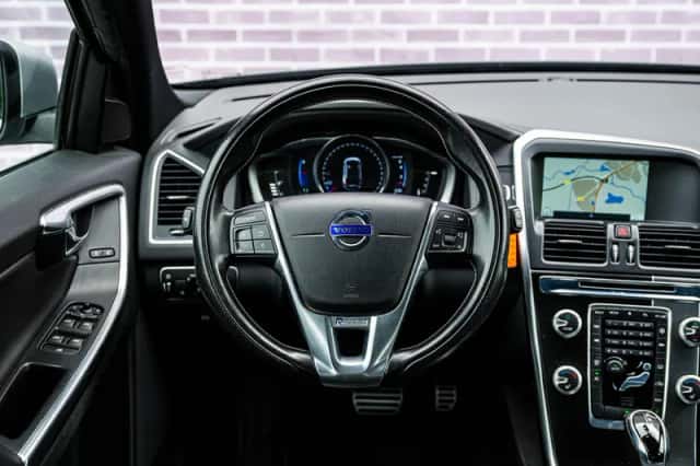 Volvo XC60 (2016) thumbnail 3