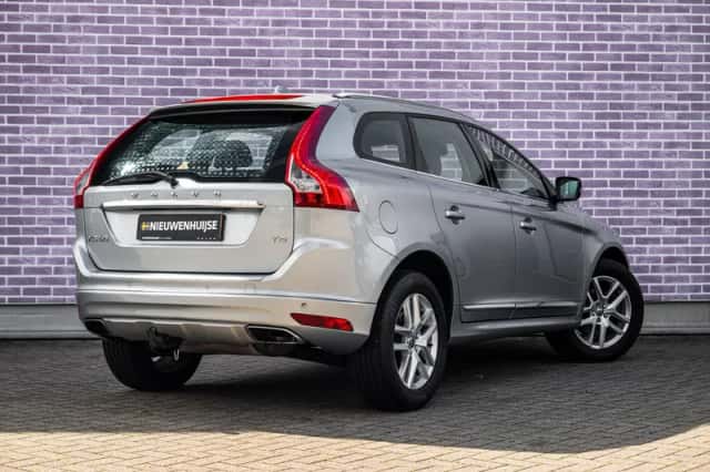 Volvo XC60 (2017) thumbnail 2