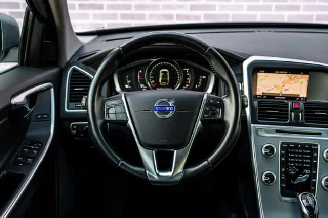 Volvo XC60 (2017) thumbnail 3