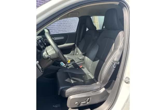 Volvo XC40 (2023) thumbnail 3