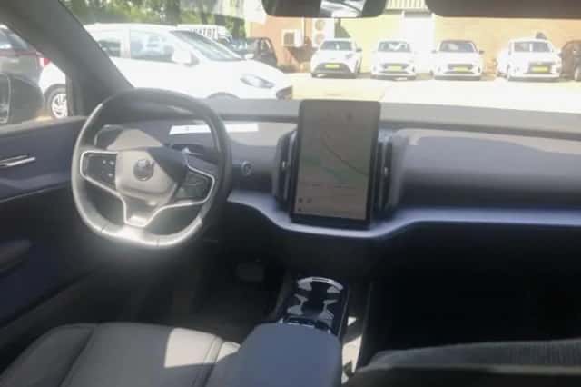 Volvo EX30 (2024) thumbnail 3