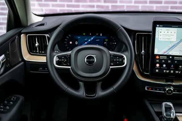 Volvo XC60 (2025) thumbnail 3