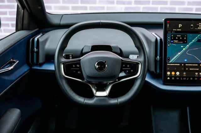Volvo EX30 (2024) thumbnail 3