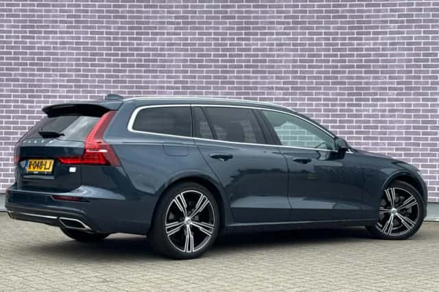 Volvo V60 (2022) thumbnail 3