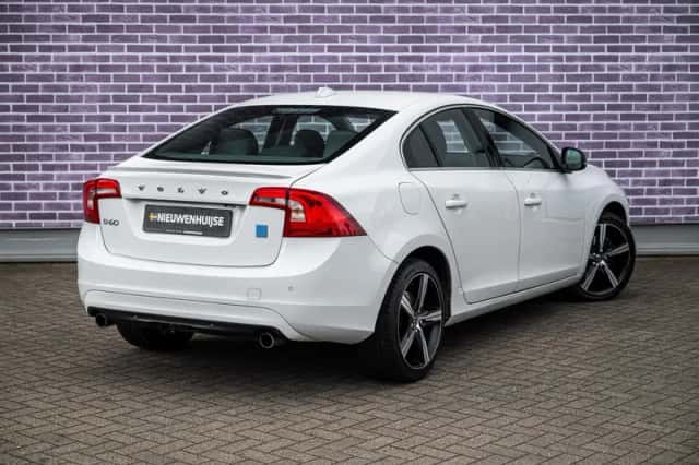 Volvo S60 (2017) thumbnail 17