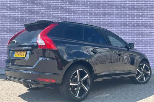 Volvo XC60 (2016) thumbnail 3