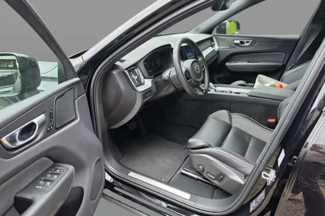 Volvo XC60 (2023) thumbnail 2
