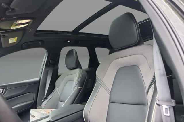 Volvo XC60 (2023) thumbnail 3