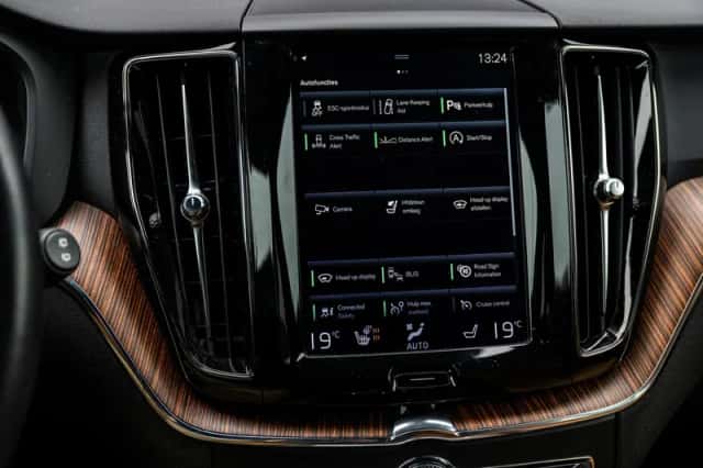 Volvo XC60 (2017) thumbnail 21