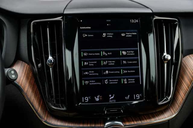 Volvo XC60 (2017) thumbnail 22