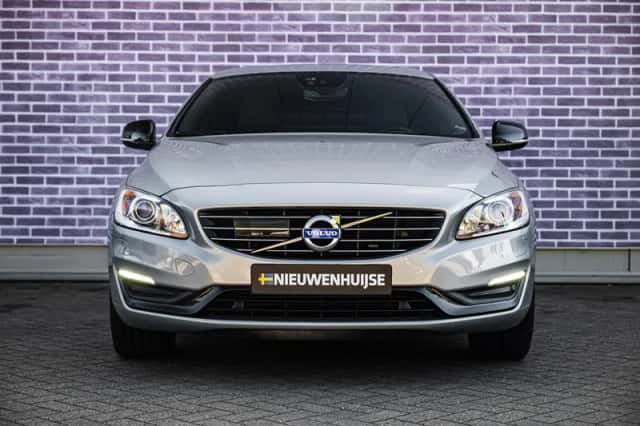 Volvo V60 (2017) thumbnail 11