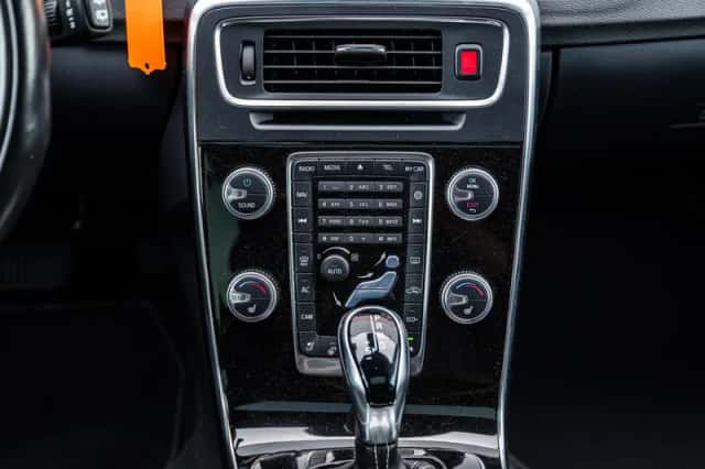 Volvo V60 (2017) thumbnail 16