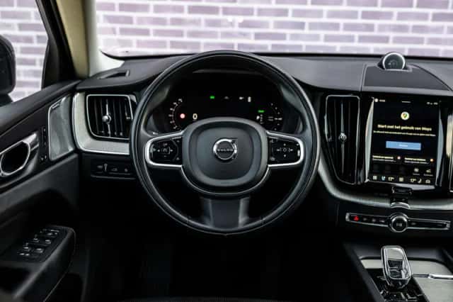 Volvo XC60 (2021) thumbnail 3