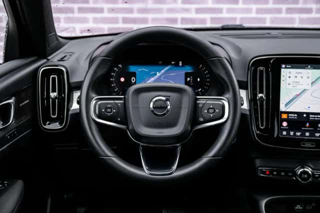 Volvo XC40 (2024) thumbnail 3