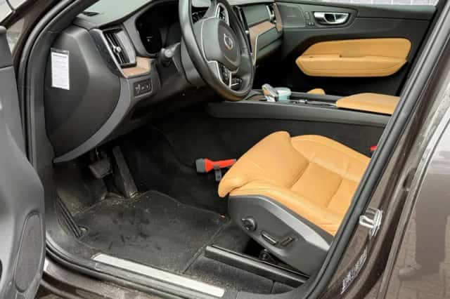 Volvo XC60 (2021) thumbnail 6