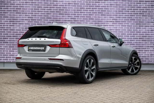 Volvo V60 (2023) thumbnail 2