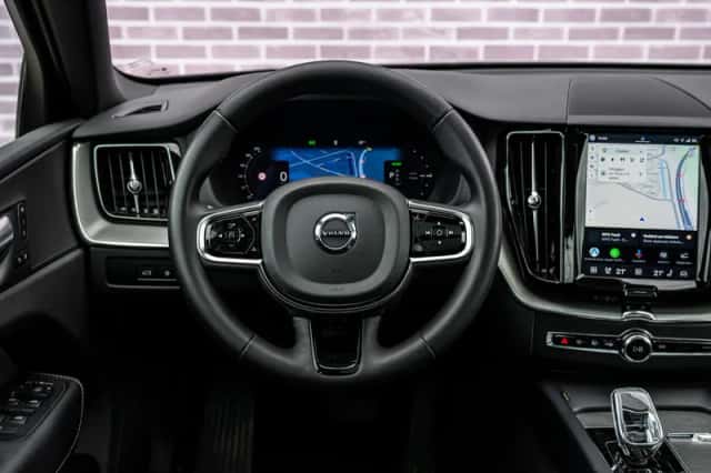 Volvo XC60 (2024) thumbnail 3
