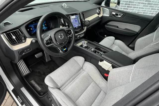 Volvo XC60 (2023) thumbnail 3