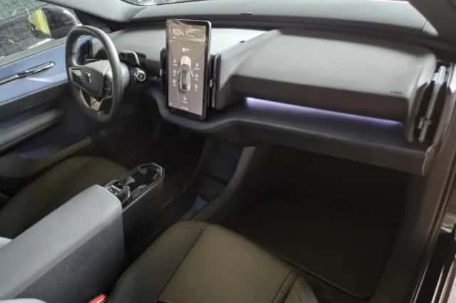 Volvo EX30 (2024) thumbnail 3