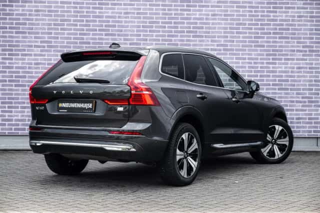 Volvo XC60 (2023) thumbnail 3