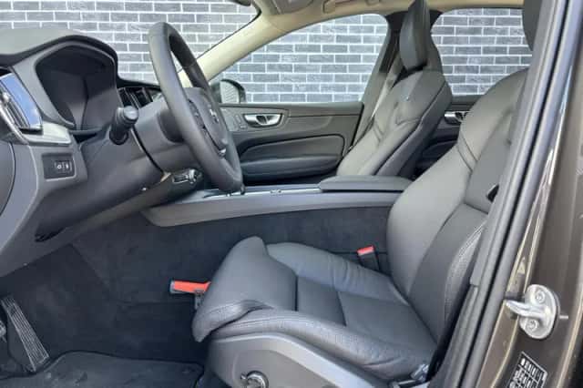 Volvo XC60 (2023) thumbnail 4