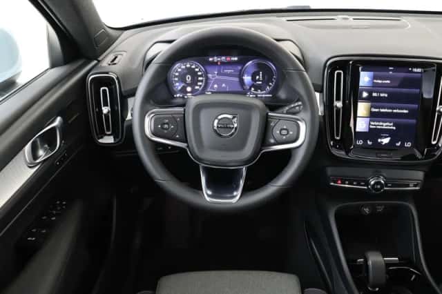 Volvo XC40 (2024) thumbnail 1