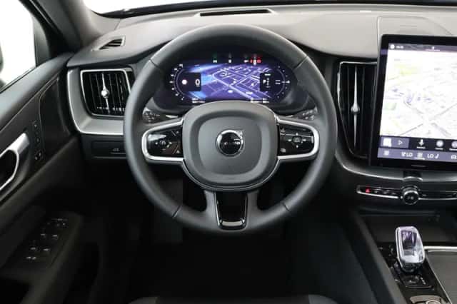 Volvo XC60 (2025) thumbnail 2