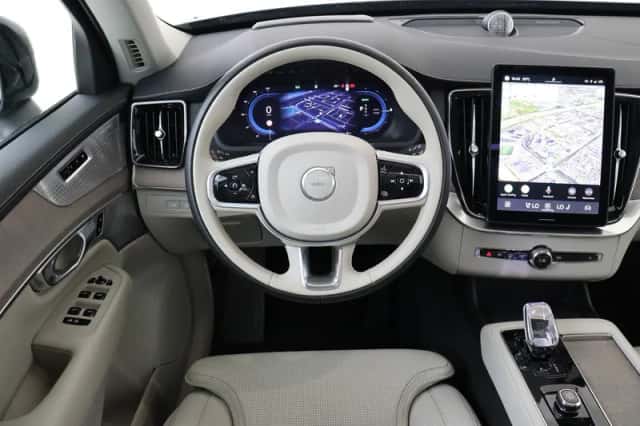 Volvo XC90 (2025) thumbnail 2