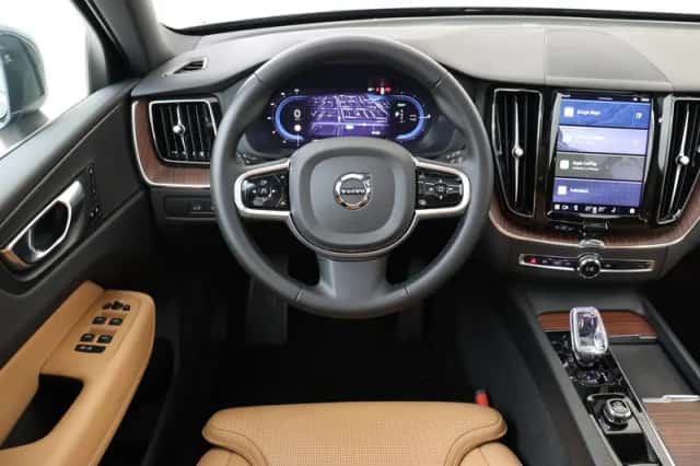 Volvo XC60 (2023) thumbnail 1