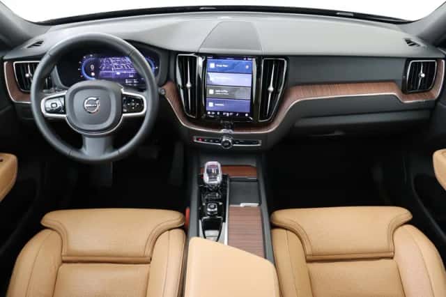 Volvo XC60 (2023) thumbnail 3