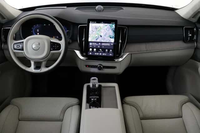 Volvo XC90 (2025) thumbnail 3